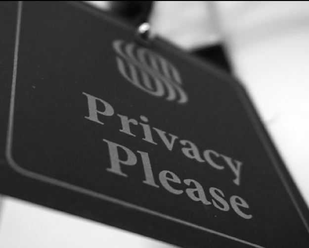 Ein Schild mit der Aufschrift Datenschutz bitte: Wird Amerika ein Gesetz wie die DSGVO bekommen?