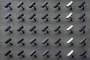O desrespeito pela privacidade anda de mãos dadas com o armamento tecnológico.
